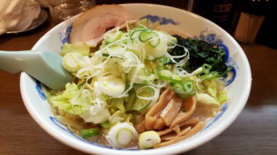 背脂醤油ラーメンに野菜盛り。