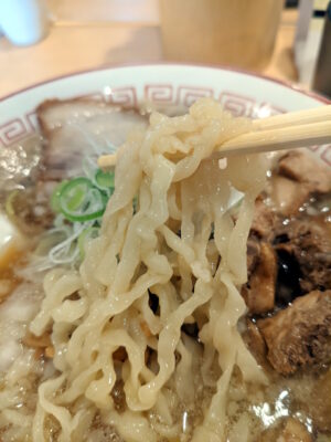 縮れ麺。