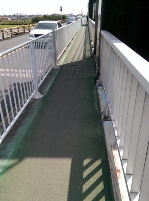 歩道部分は狭い