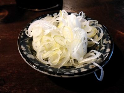 現在の一茶庵の立ち食いコーナーで食べた蕎麦についてきたネギ